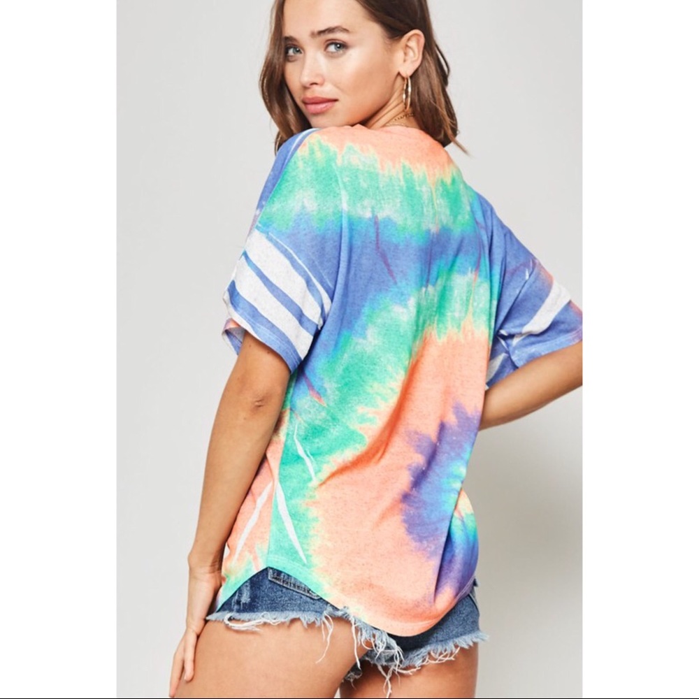 🆕5⭐️BEST SELLER Tie Dye Dolphin Hem Tee - Picture 5 of 7